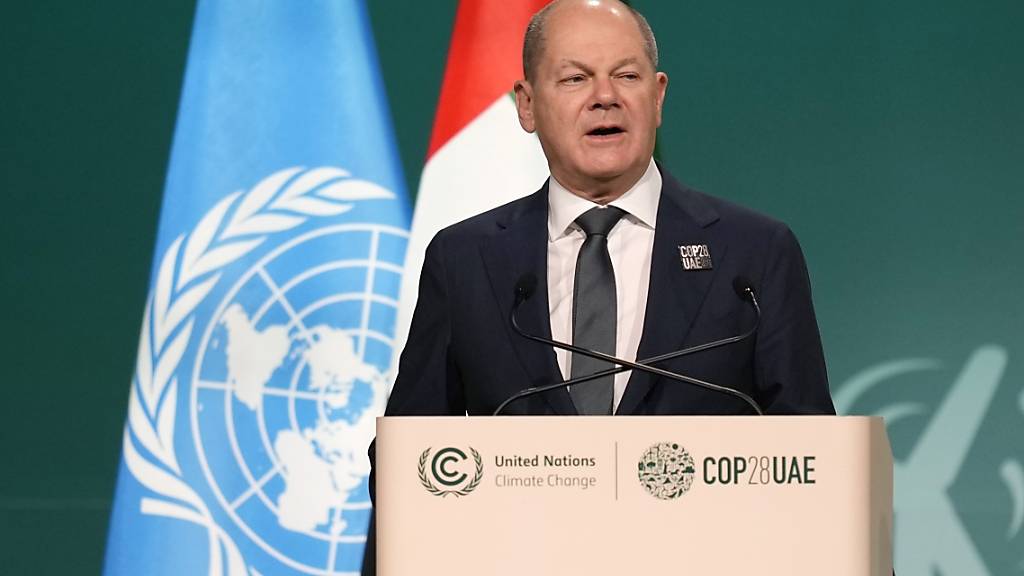 Bundeskanzler Olaf Scholz (SPD) spricht während der Weltklimakonferenz der Vereinten Nationen (COP28) . Foto: Rafiq Maqbool/AP/dpa