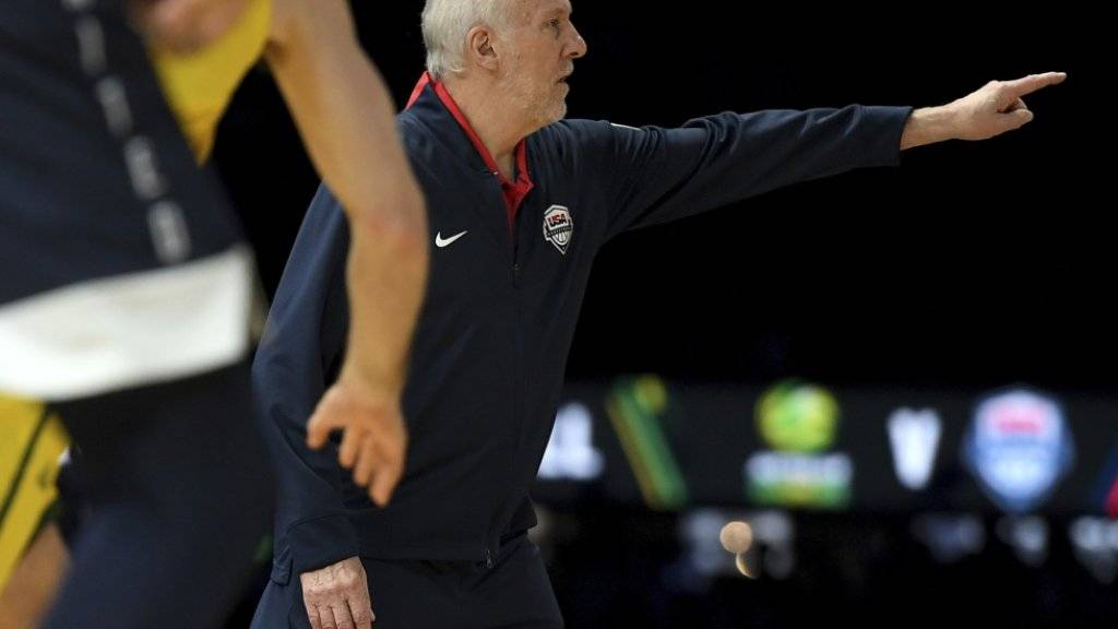 Der amerikanische Basketball-Nationaltrainer Gregg Popovich versucht vergeblich, die Testspiel-Niederlage der USA gegen Australien zu verhindern