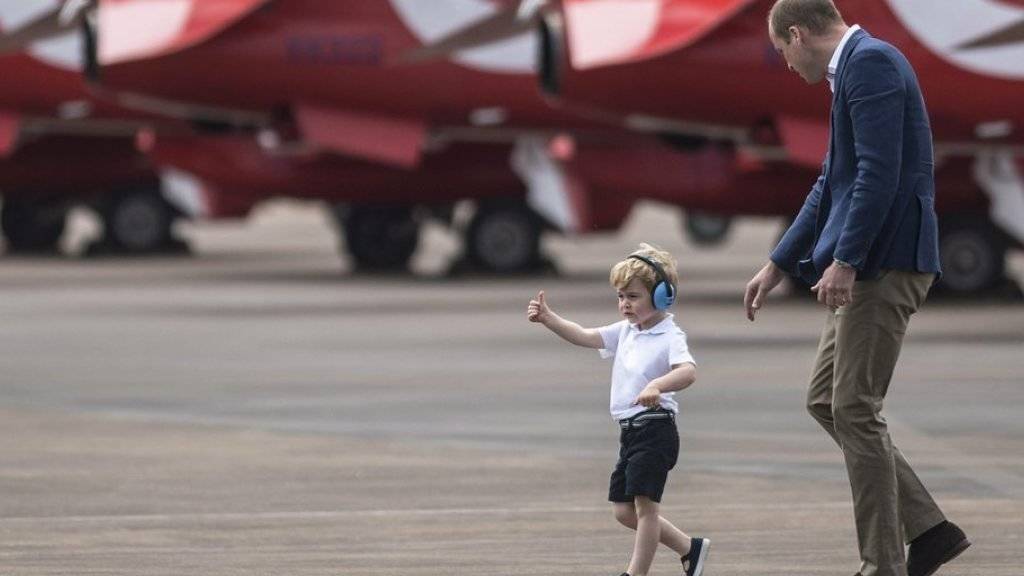 Prince William (r) und Prince George bestaunen im britischen Gloucestershire Flugzeuge der British Royal Air Force (Archiv)