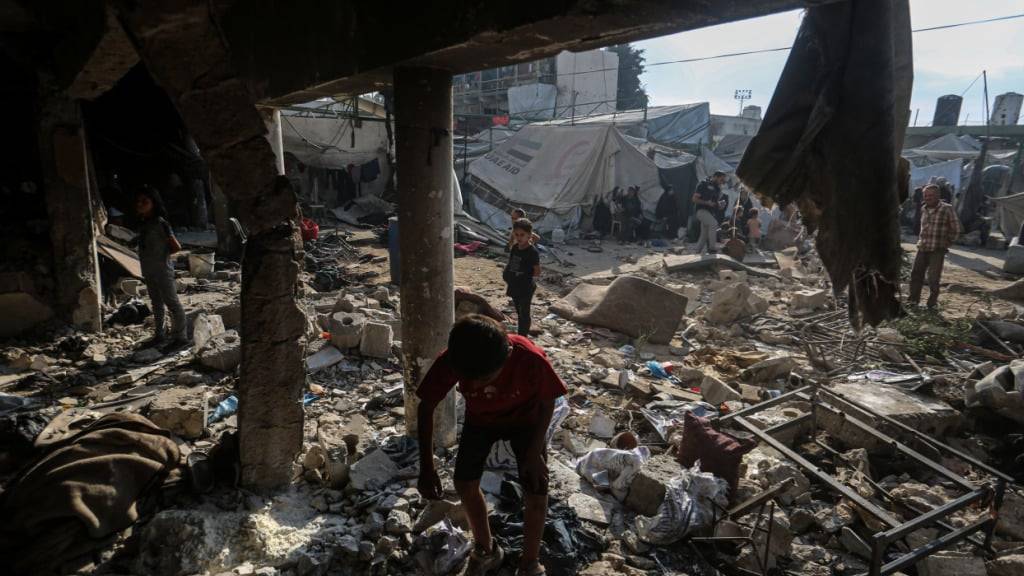 dpatopbilder - Palästinenser inspizieren den Ort eines nächtlichen israelischen Luftangriffs auf eine Schule, in der Vertriebene untergebracht waren. Foto: Omar Ashtawy/APA Images via ZUMA Press Wire/dpa