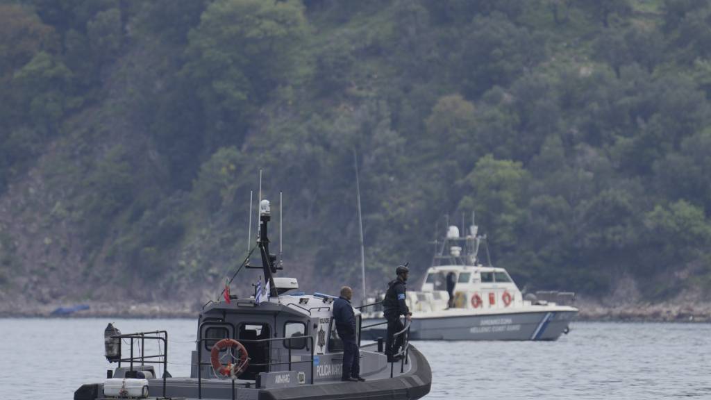 ARCHIV - Frontex (im Vordergrund) und Schiffe der griechischen Küstenwache beteiligen sich an einer Such- und Rettungsaktion nach dem Kentern eines Bootes mit Migranten vor der Küste der nordöstlichen Ägäisinsel Lesbos. Foto: Panagiotis Balaskas/AP/dpa