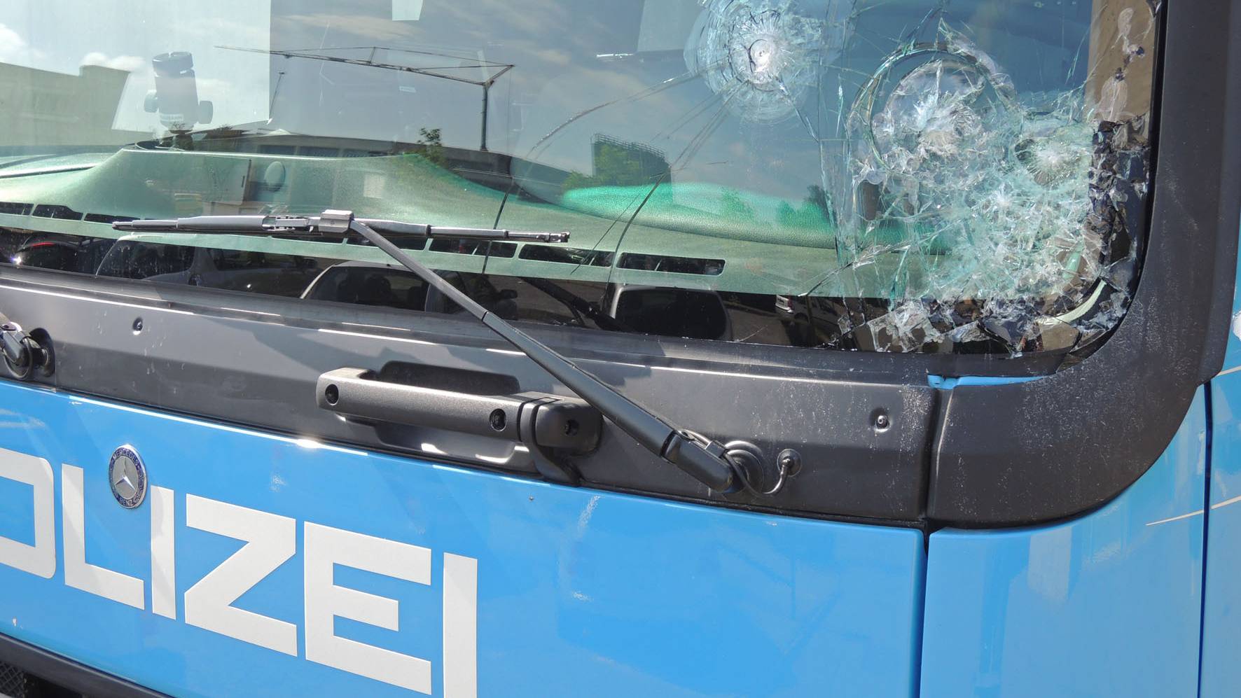 Friedliche Fussballfans schliessen sich zusammen