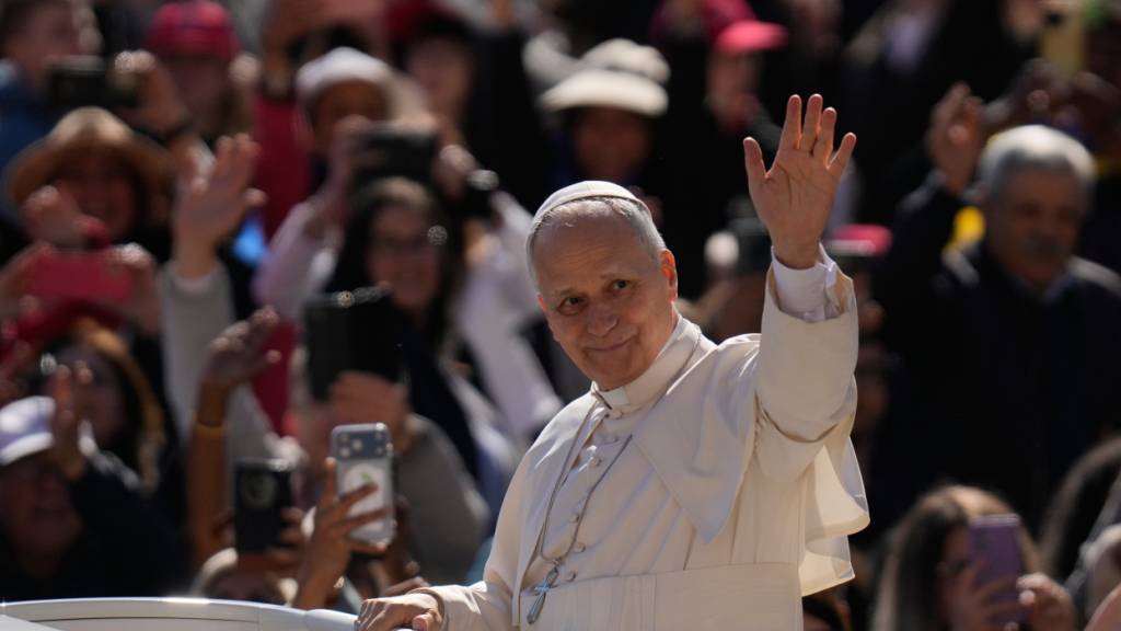 ARCHIV - Papst Leo XIV. auf dem Petersplatz im Vatikan. Foto: Gregorio Borgia/AP/dpa/Archivbild
