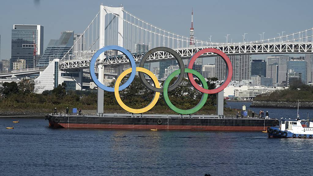 ARCHIV - Angesichts gestiegener Corona-Infektionszahlen erwägt Japan erneut die Ausrufung des Ausnahmezustands für den Großraum Tokio - die Vorbereitung für die Olympischen Spiele im Sommer soll aber fortgesetzt werden. Foto: Eugene Hoshiko/AP/dpa