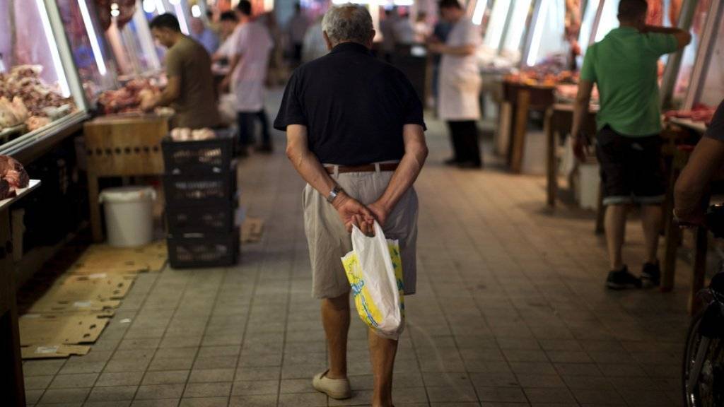 Ein älterer Mann auf einem Markt in Athen. Immer mehr Griechen sind mit ihren Steuerzahlungen im Rückstand - oft weil sie schlicht kein Geld haben (Archiv)