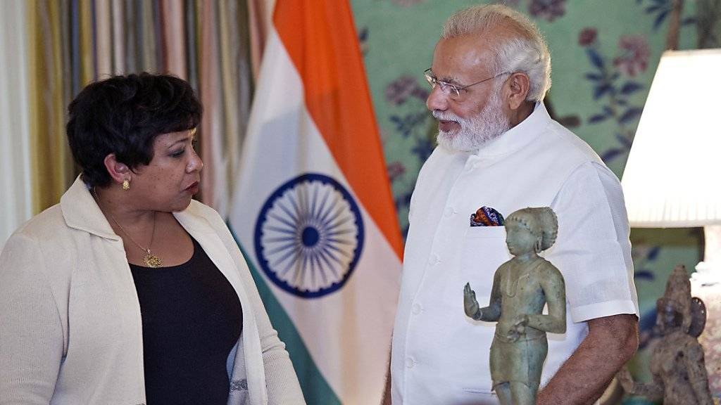 US-Generalstaatsanwältin Lynch übergibt dem indischen Premierminister Modi die Kunstwerke, die vom Kunsthändler Kapoor in die USA geschafft worden waren.