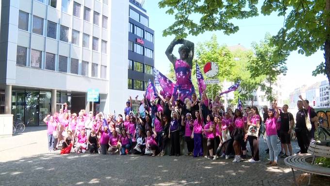 Aktivistinnen kleiden Zürcher Prometheus-Statue in violette Robe