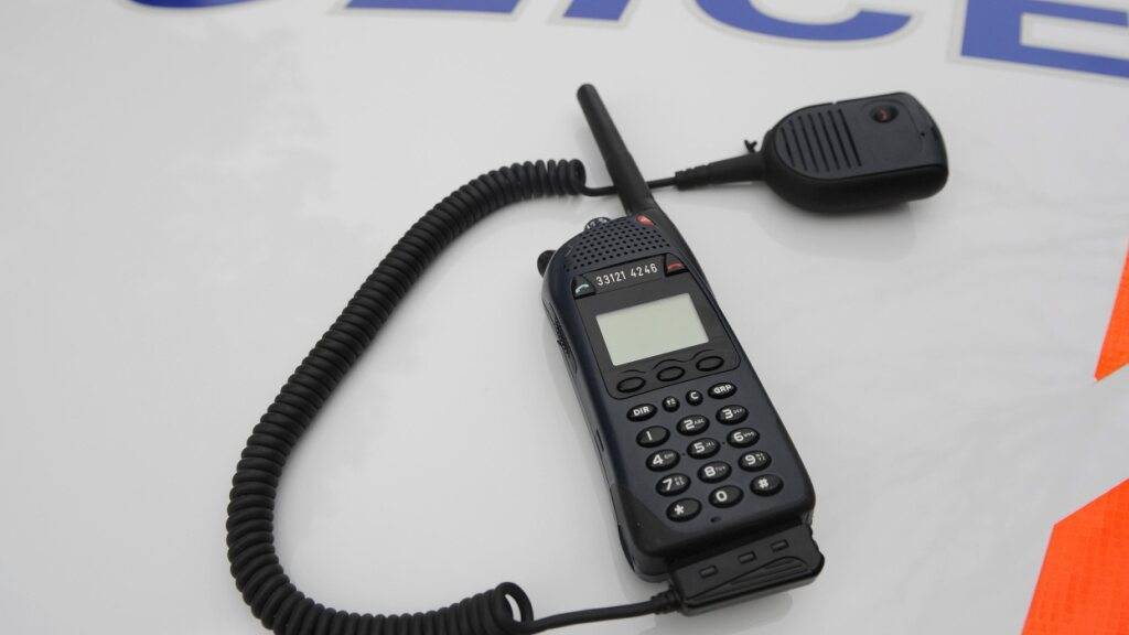 Das aktuelle Sicherheitsfunksystem für Polizei und Rettungsdienste hat bald ausgedient. Zusammen mit den Kantonen hat der Bund hat deshalb ein Vorprojekt für ein Nachfolgesystem gestartet.  (Archivbild)