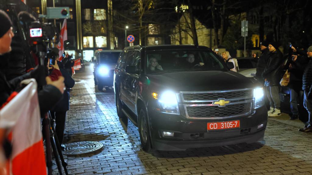 Eine Wagenkolonne erreicht die US-Botschaft. In Belarus hat Machthaber Lukaschenko nach offiziellen Angaben 123 politische Gefangene freigelassen. Die Freilassung sei im «Rahmen der mit US-Präsident Trump getroffenen Vereinbarungen und auf dessen Bitte hin» erfolgt, teilte Lukaschenkos Pressedienst in Minsk mit. Foto: Mindaugas Kulbis/AP/dpa