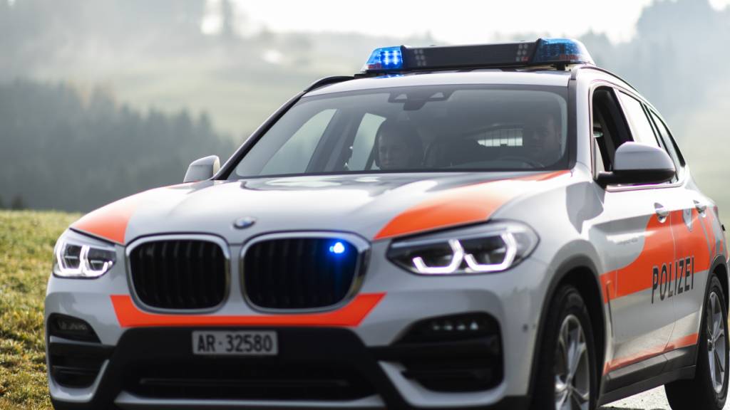 Die Ausserrhoder Kantonspolizei wurde am Mittwochabend nach Walzenhausen gerufen, weil ein Mann in einer Wohnung eines Mehrfamilienhauses randalierte. (Symbolbild)