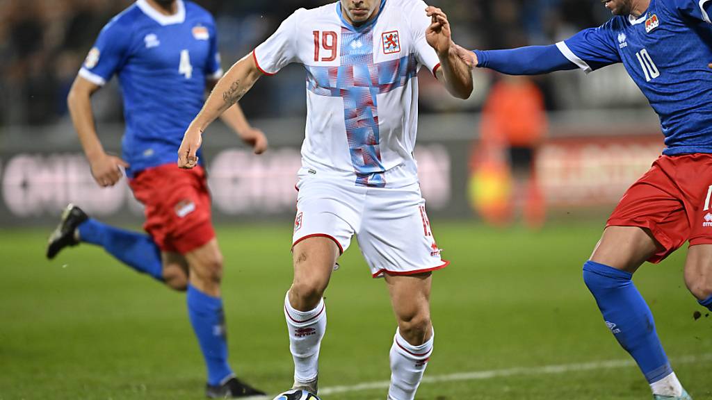 Der luxemburgische Internationale Mathias Olesen (am Ball), hier im EM-Qualifikationsspiel gegen Liechtenstein, spielt in der Rückrunde für Yverdon
