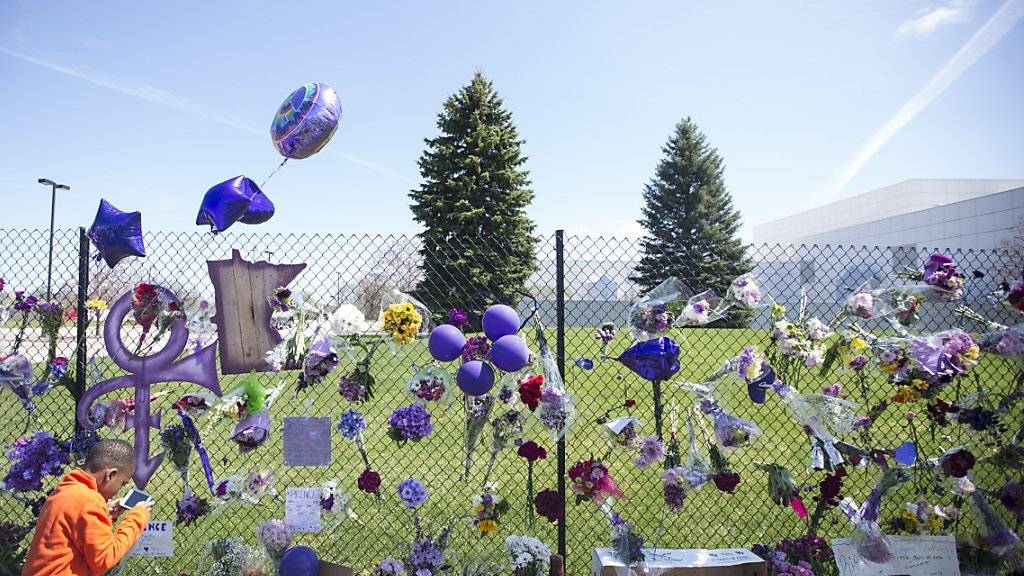 Fans verwandelten den Zaun rund um den Paisley Park in Chanhassen, Minnesota nach Prince' Tod in eine Gedenkstätte. Bis sie das Studio und den Wohnort des Popsängers besichtigen können, dauert es aber noch eine Weile. (Archivbild)