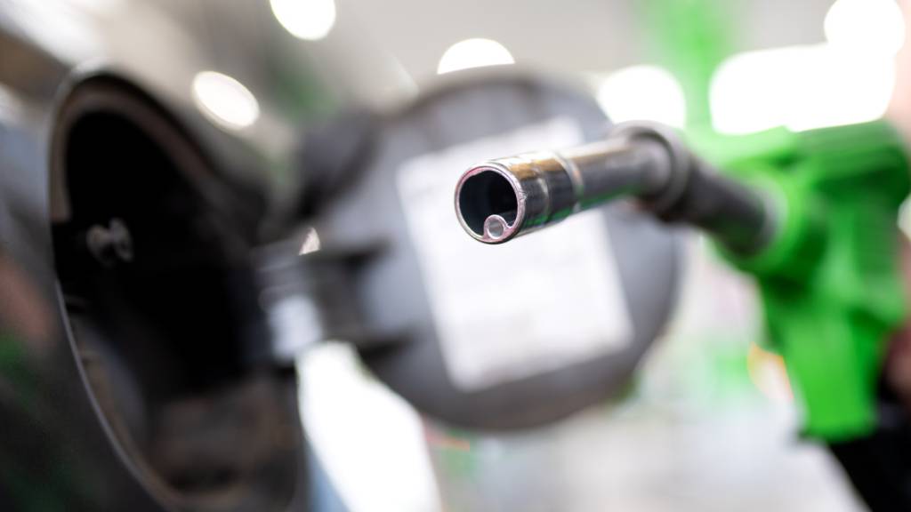 SYMBOLBILD - Eine Frau betankt ein Auto an einer Tankstelle. Foto: Sven Hoppe/dpa