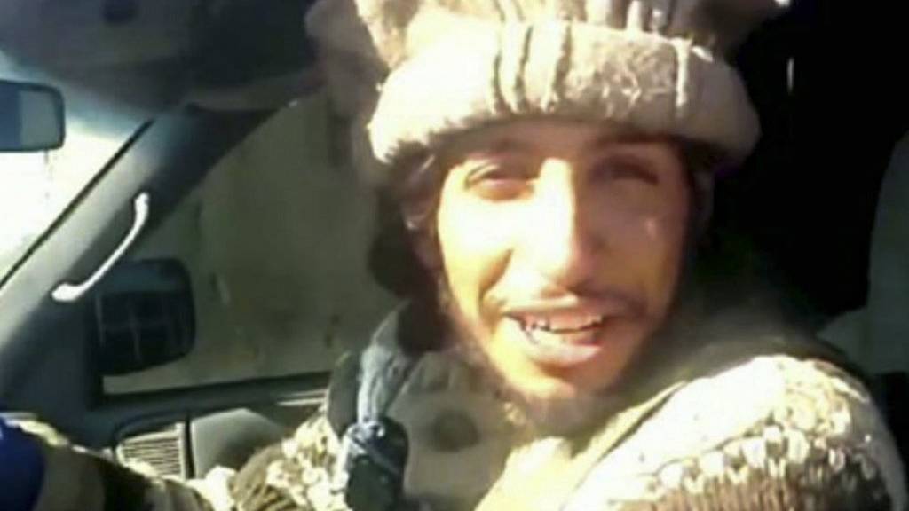 Der mutmassliche Drahtzieher Abdelhamid Abaaoud wird noch in der Wohnung vermutet. (Militant video via AP)