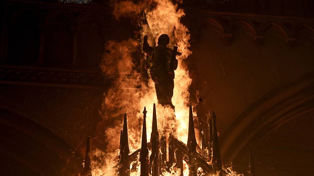 Jahrestag der Sozialproteste: Kirchen gehen in Flammen auf