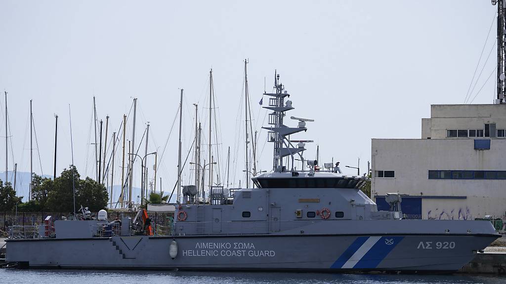 ARCHIV - Ein Schiff der griechischen Küstenwache liegt im Hafen der Stadt Kalamata. Foto: Thanassis Stavrakis/AP/dpa