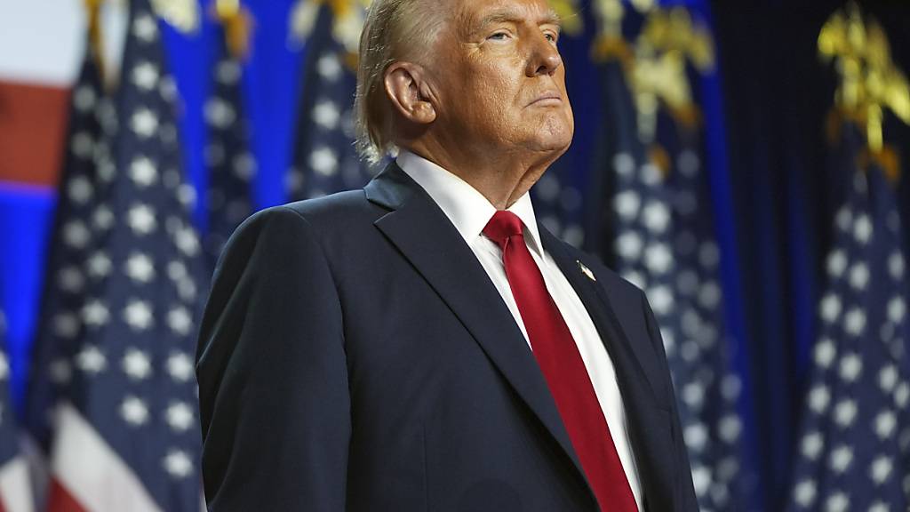 Der republikanische Präsidentschaftskandidat und ehemalige Präsident Donald Trump kommt am Mittwoch, 6. November 2024, zu einer Wahlparty im Palm Beach Convention Center in West Palm Beach, Florida- Foto: Evan Vucci/AP