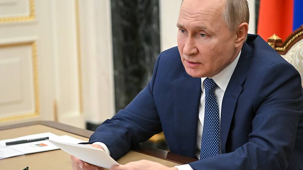 Wladimir Putin, Präsident von Russland, spricht während eines Treffens mit Mitarbeitern per Videokonferenz. Foto: Alexei Nikolsky/Pool Sputnik Government/AP/dpa