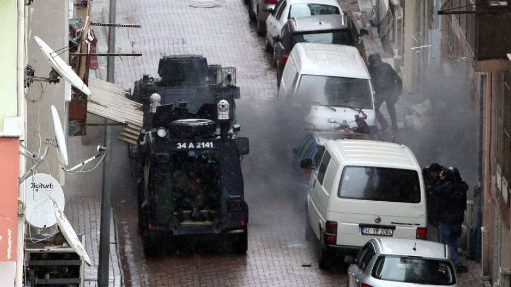 Sicherheitskräfte töten im Istanbuler Stadtteil Bayrampasa bei einer Schiesserei zwei Frauen.