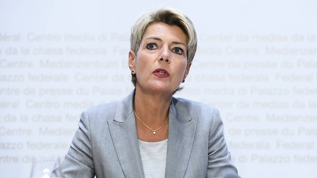 Bundesrätin Karin Keller-Sutter hat am Dienstag bei ihrer Ankunft in Luxemburg die Malta-Vereinbarung zur Verteilung von Asylsuchenden aus dem zentralen Mittelmeer kritisiert. Die EU-Innenminister diskutieren am Mittagessen darüber. (Archiv)