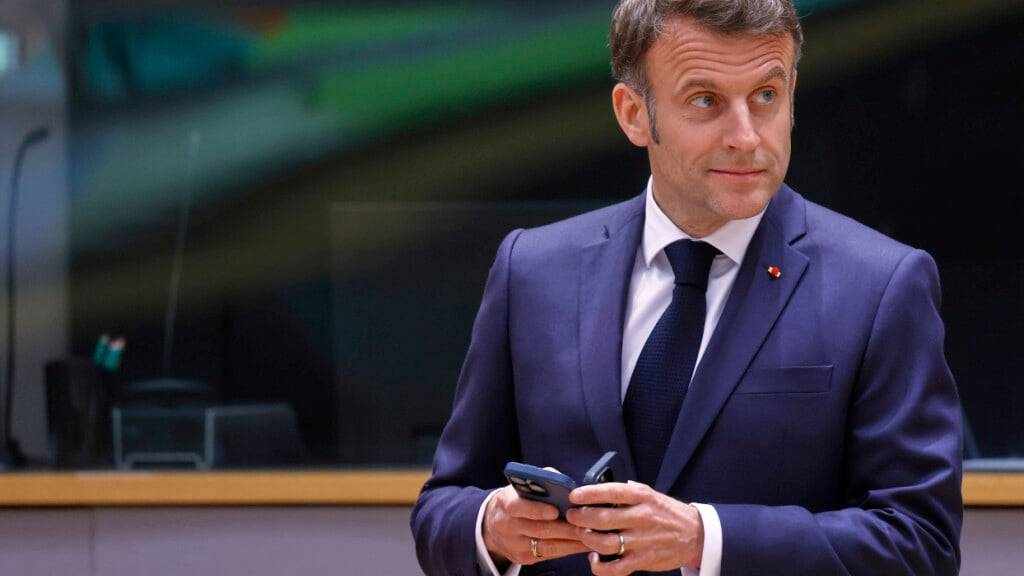 ARCHIV - Der französische Präsident Emmanuel Macron wartet auf den Beginn einer Gesprächsrunde auf einem EU-Gipfel. Frankreichs Staatschef Emmanuel hat sich angesichts der aktuellen Krisen in der Welt für eine engere Zusammenarbeit Europas mit Asien ausgesprochen. Foto: Omar Havana/AP/dpa