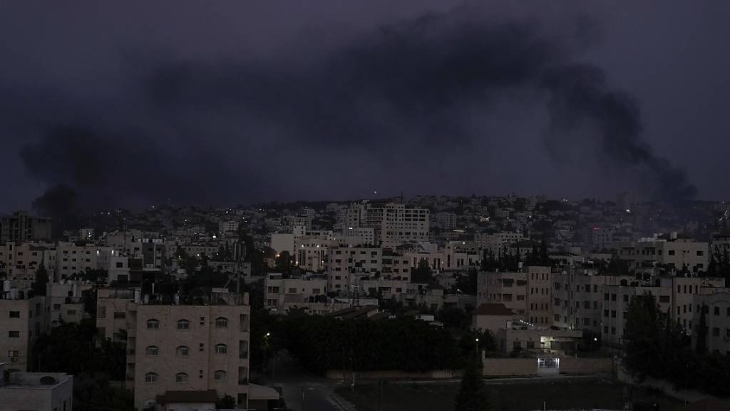 Rauch steigt während eines israelischen Militäreinsatzes in Dschenin auf. Foto: Majdi Mohammed/AP/dpa