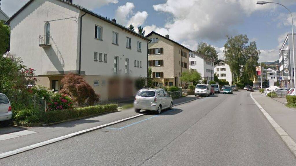 Die Parkplätze auf der Spitalstrasse in der Stadt Luzern sollen zugunsten eines Radwegs aufgehoben werden.