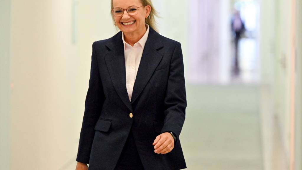 Die zu dem Moment noch stellvertretende Oppositionsführerin Sussan Ley trifft im Parlament in Canberra zu einer Sitzung der Liberalen ein, in der es um die Wahl der Parteiführung geht. Erstmals in ihrer gut 80-jährigen Geschichte haben die Konservativen in Australien eine Frau an die Parteispitze gewählt. Foto: Mick Tsikas/AAP/dpa