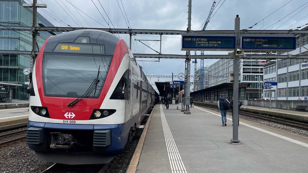 Fahrplan Zug ÖV Aarau Bahnhof