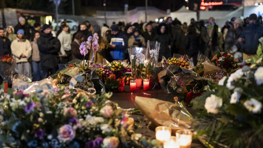 Die Anteilnahme nach der Brandkatastrophe in der Bar «La Constellation» in Crans-Montana ist riesig. Hunderte Menschen gedenkten am Abend des ersten Januars den Opfern und auch aus dem Ausland kamen dutzende Beileidsbekundungen.