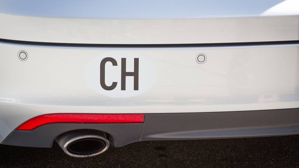 Wer sein Auto nicht vollkleben möchte, kann auch einen «CH»-Magneten kaufen. (Symbolbild: iStock)