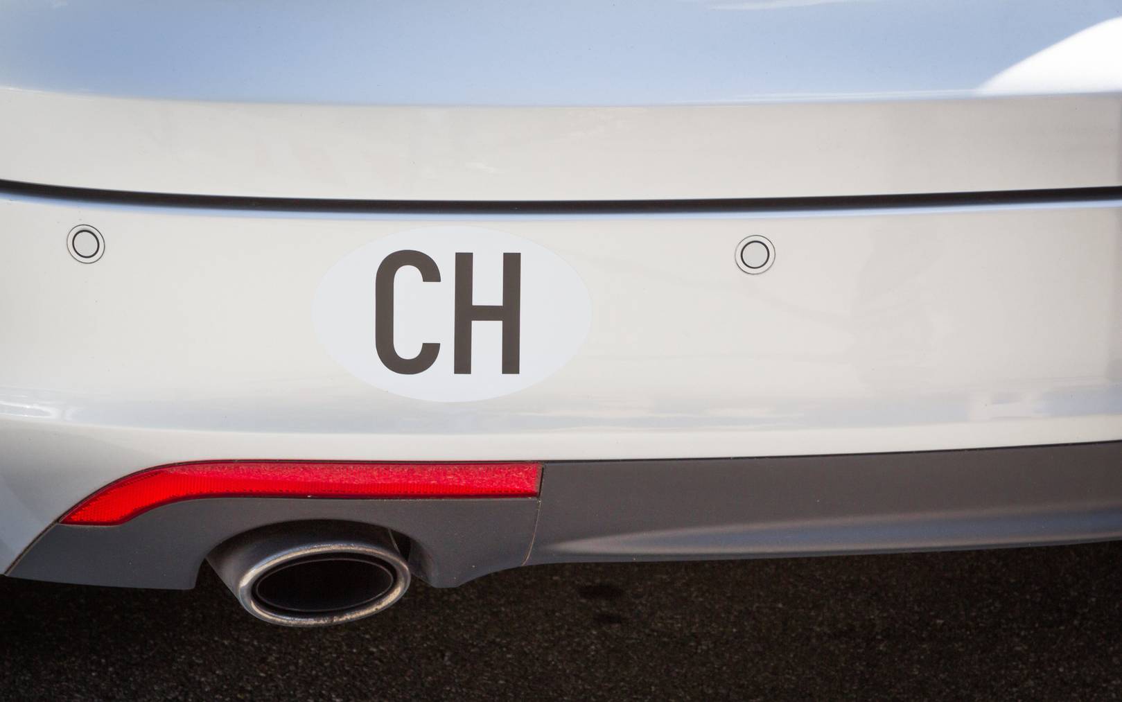 Wer sein Auto nicht vollkleben möchte, kann auch einen «CH»-Magneten kaufen. (Symbolbild: iStock)