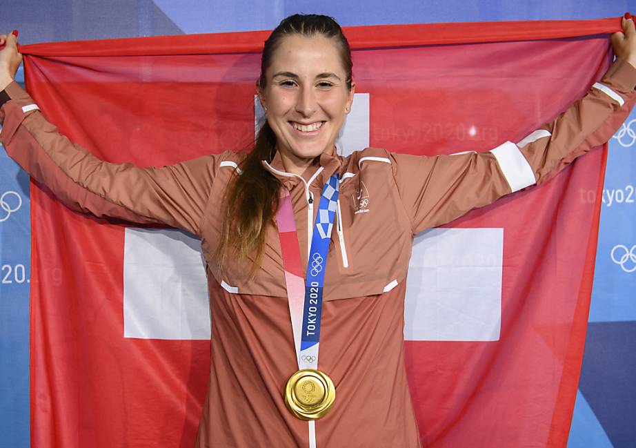 Olympiasiegerin Belinda Bencic mit Gold-Medaille und Schweizer Fahne.
