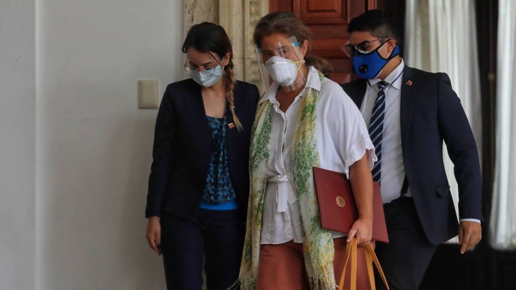 EU-Botschafterin Isabel Brilhante Pedrosa (M) verlässt nach ihrer formellen Ausweisung das venezolanische Außenministerium. Foto: Jesus Vargas/dpa
