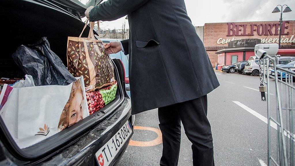 Schweizer kaufen im italienischen Supermarkt Belforte in Varese ein. Der Einkaufstourismus machte dem Schweizer Detailhandel 2015 zu schaffen. Dieses Jahr soll sich die Lage aber wieder etwas entspannen. (Archiv)