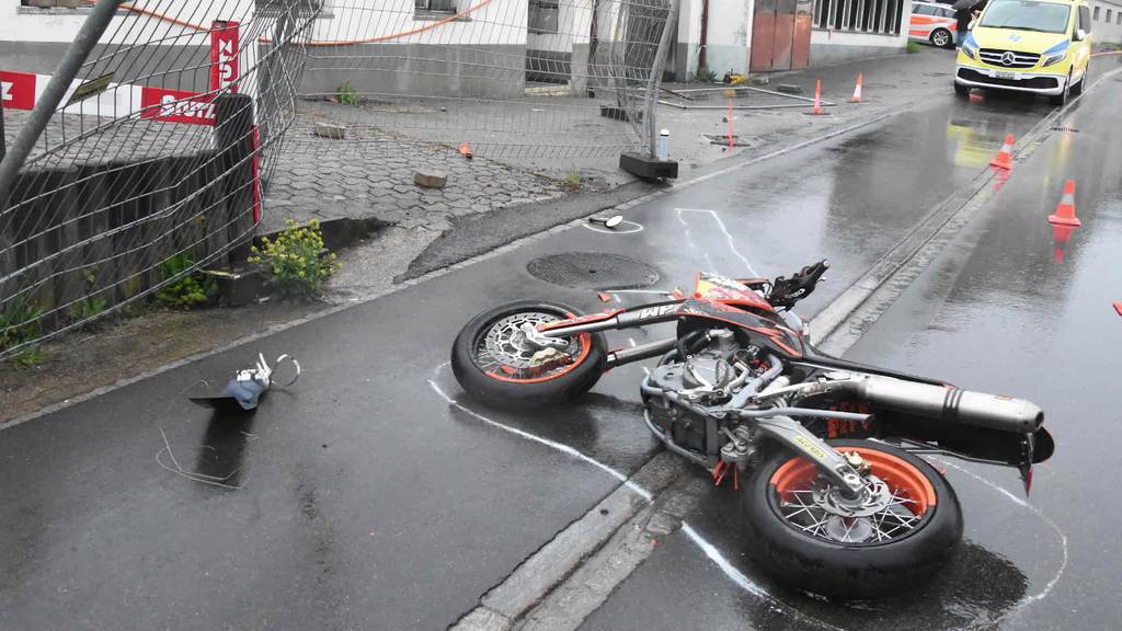 Kurznachrichten: Töffunfall, Betrüger, Polizeiauto touchiert