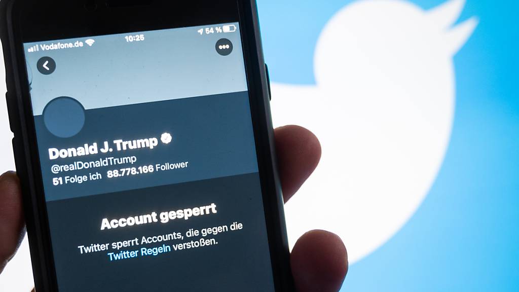 Ein Smartphone, auf dessen Bildschirm der gesperrte Twitteraccount @realdonaldtrump von Donald Trump zu sehen ist. Foto: Christophe Gateau/dpa