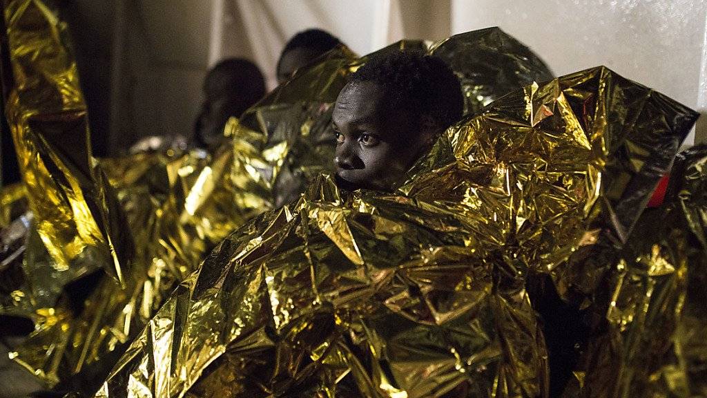Aus Seenot gerettet: Flüchtling an Bord eines Schiffes im Mittelmeer.