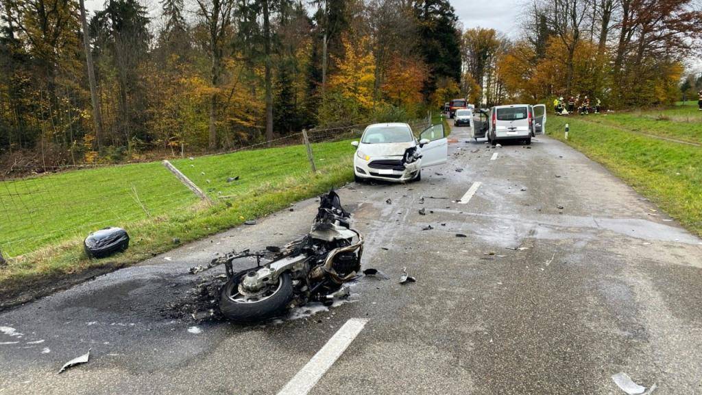 Tödlicher Verkehrsunfall: Der Motorradfahrer kollidierte bei einem Überholmanöver frontal mit einem Lieferwagen.