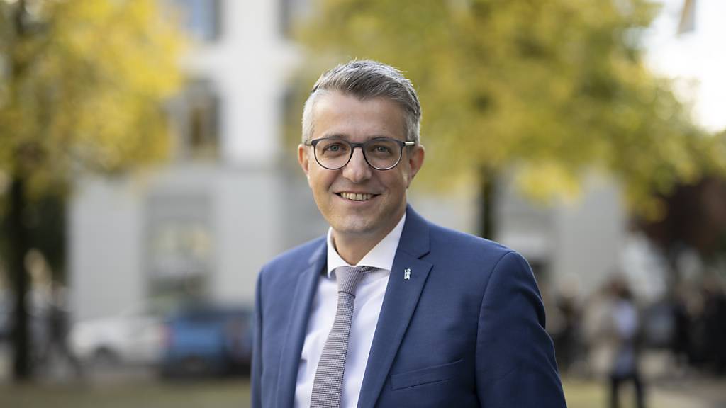 Der neu gewählte Ständerat Benjamin Mühlemann (FDP) posiert für ein Portrait bei den Eidgenössischen Wahlen am 22. Oktober 2023 in Glarus.