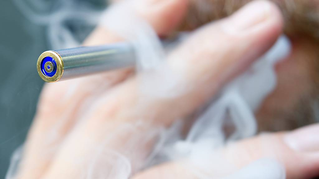 Das Dampfen von E-Zigaretten soll gemäss Sucht Schweiz nicht zum neuen Rauchen bei den Jugendlichen werden. (Archivbild)