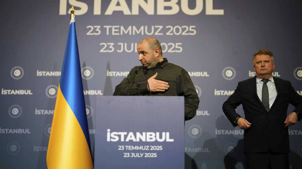 ARCHIV - Der Chefverhandler des ukrainischen Teams, Rustem Umjerow (l), Ex-Verteidigungsminister und neu ernannte Sekretär des nationalen Sicherheitsrats, gestikuliert während einer Pressekonferenz nach Friedensverhandlungen zwischen russischen und ukrainischen Delegationen im Ciragan-Palast. Foto: Emrah Gurel/AP/dpa