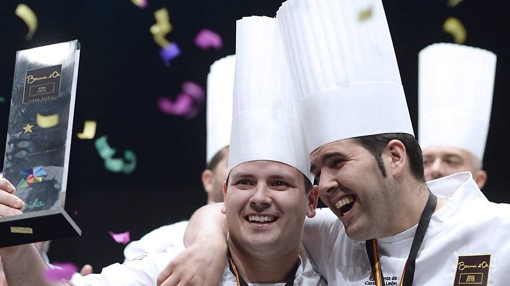 Der spanische Nachwuchs-Chef Juan Manuel Salgado (links) hat beim spanischen Koch-Wettstreit Bocuse d'Or España den ersten Preis gewonnen.
