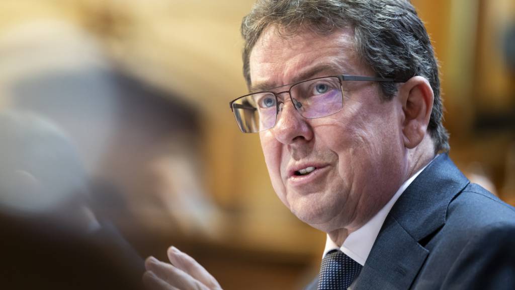 Bundesrat Albert Rösti muss sich am Rücken operieren lassen und kann während der Erholungszeit nach dem Eingriff mehrere Wochen lang nur eingeschränkt arbeiten. (Archivbild)