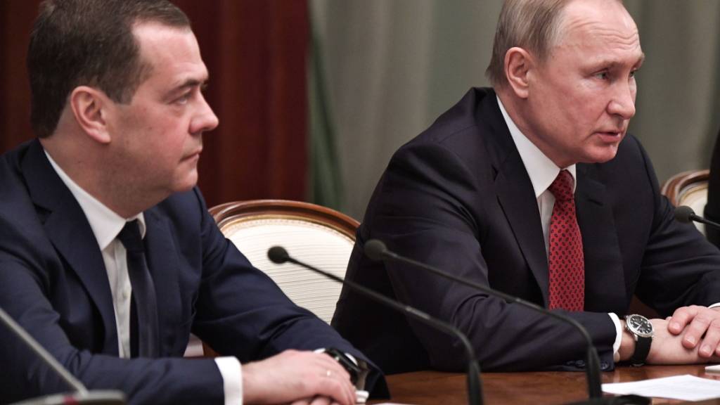 Ewiges Paar? - Bald nicht mehr. Ministerpräsident Medwedew (rechts) kündigte seinen Rücktritt an. Präsident Putin (links) hat nun andere Verwendung für ihn.