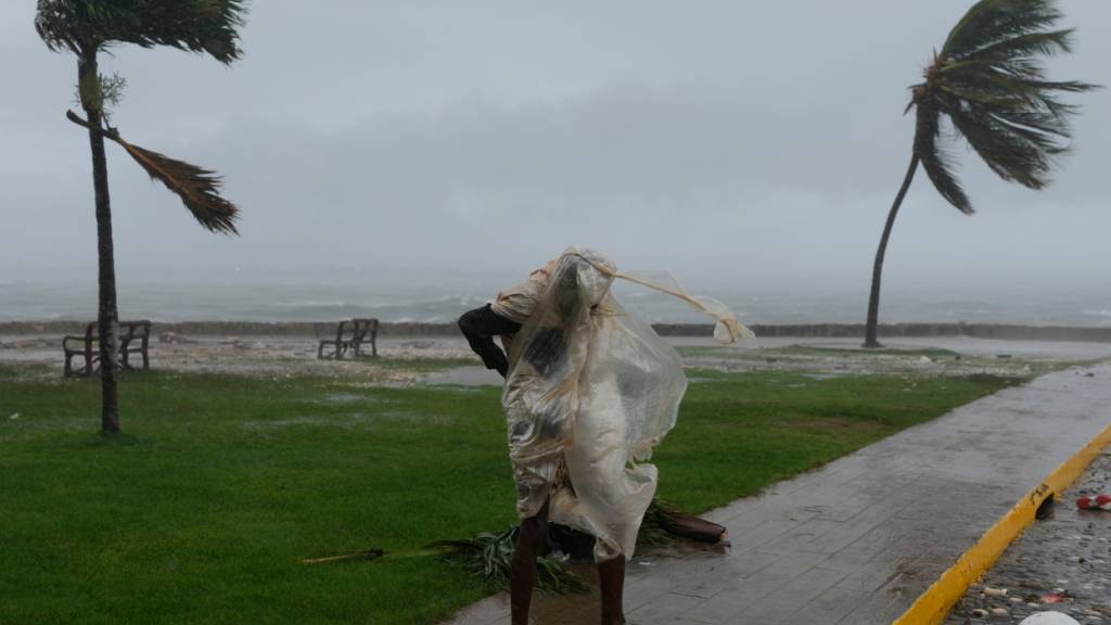 dpatopbilder - Ein Mann geht spazieren, während sich der Hurrikan «Melissa» nähert. Foto: Matias Delacroix/AP/dpa