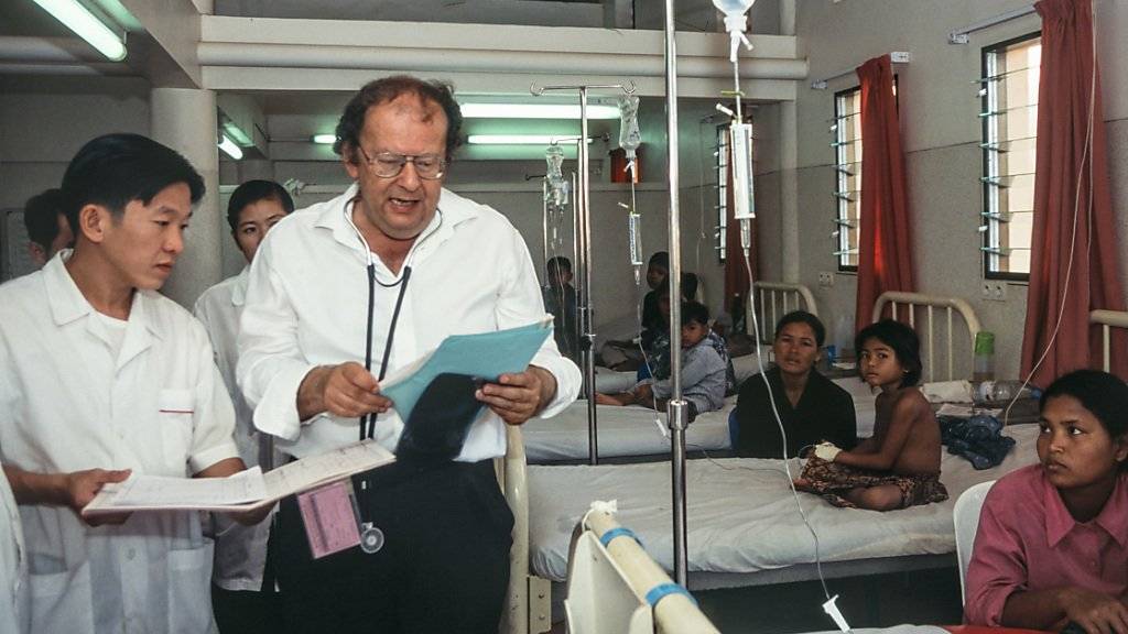 Beat Richner in einem seiner Spitäler in Kambodscha im Jahr 2001: Der Zürcher Musiker und Kinderarzt musste aus gesundheitlichen Gründen von seinen Funktionen zurücktreten. (Archivbild)