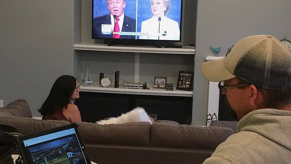 Das letzte TV-Duell der Kandidaten Trump und Clinton vor den US-Präsidentschaftswahlen fiel erneut auf grossen Zuspruch beim Publikum.