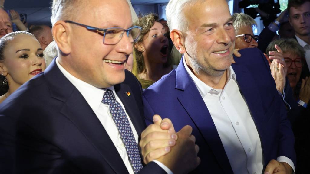 AfD-Ministerpräsidentenkandidat Leif-Erik Holm (r) bei der Wahlparty in Schwerin. Foto: Jens Büttner/dpa