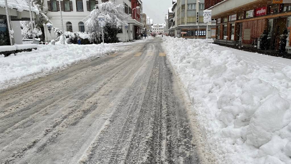 An dieser Strasse in Ilanz GR wurde eine Fussgängerin von einem Auto angefahren. Sie wurde verletzt.